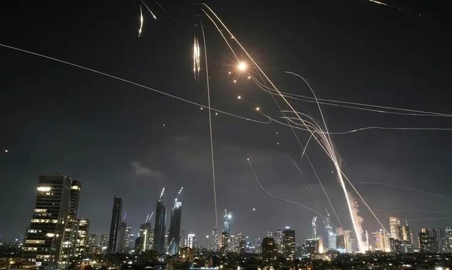 rudal Iran terus menggempur Kota Tel Aviv Israel